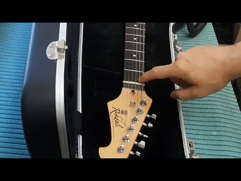 Видео: Rockdale Stratocaster. 1 серия. Замена ладов, изменение радиуса накладки.