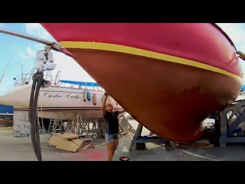 Видео: Перо руля покрашено, новый цвет ватерлинии. Скоро в воду. Яхтенный влог в ботярде Испании #128.