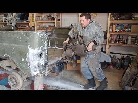 Видео: Восстановление уаз 469, установка КПП и бензобаков, грунтовка дверей, восстановление токарного 16д20