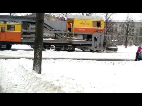 Видео: Очистка пути от снега. Ул. Берзарина, Москва.