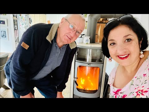 Видео: Топим печку - Холодрыга началась - В гости  К ЭЛИНЕ и Климу