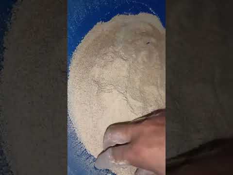 Видео: пшеницу перемолоть в муку на зернодробилке Минск МЗТ часть 2