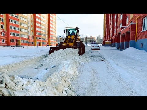 Видео: Еду чистить дворы. Беларус работает