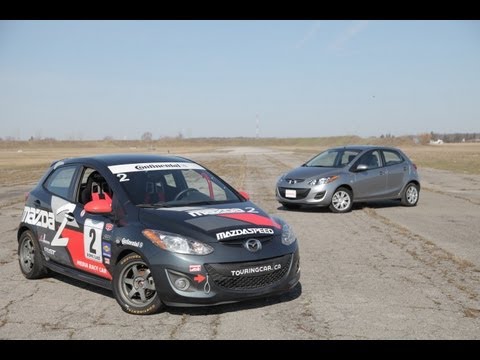 Видео: Mazda2 2013 года против гоночного автомобиля Mazda2 B-Spec 2013 года