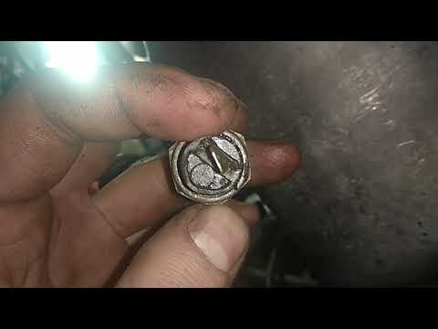 Видео: Замена датчика давления масла Москвич 2141