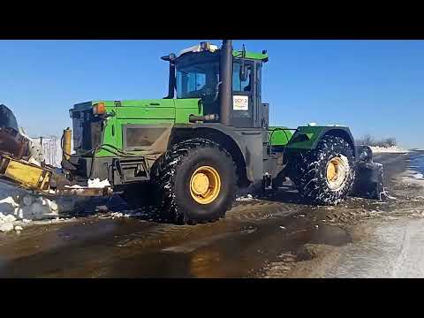 Видео: дорожный трактор чистит дороги кировец