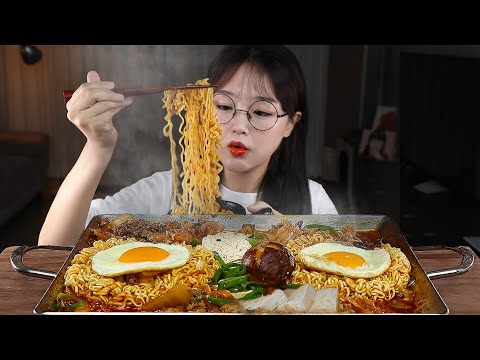 Видео: АСМР ЕДА Тушеное кимчи с раменом🍜 | MUKBANG