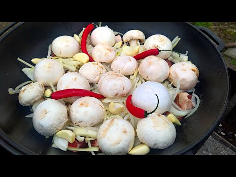 Видео: Свинина тушенная 2 часа  без грамма воды, в казане на костре. Теперь готовлю только так.