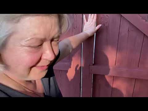 Видео: Из города в село. Переселенцы. Я то снимаю краску, то крашу. Лайк с Вас если красиво! Работают все!