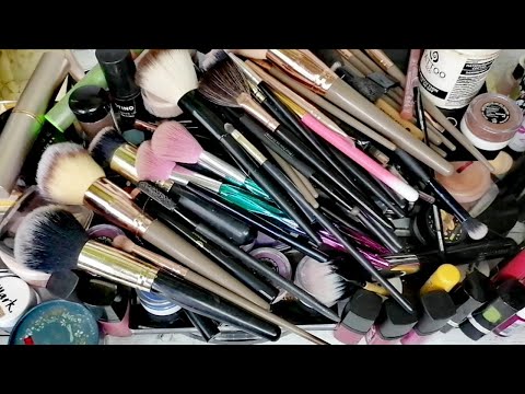 Видео: БОЛЬШОЕ ГЛОБАЛЬНОЕ Расхламление косметики / Выкидываю старую декоративку, лаки и кисти!