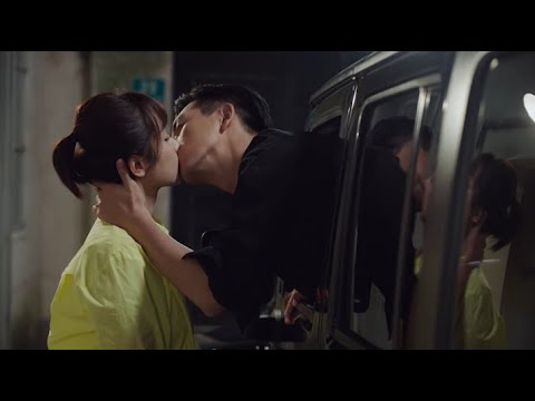 Видео: Те, кто влюблен. Герой отказывается расставаться с героиней и вылезает из окна машины, чтобы поцелов