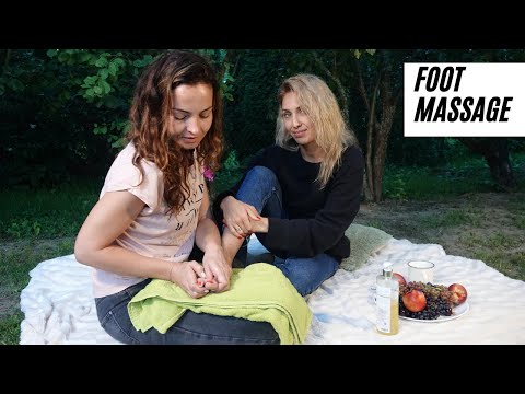 Видео: Приятный массаж стоп для подруги