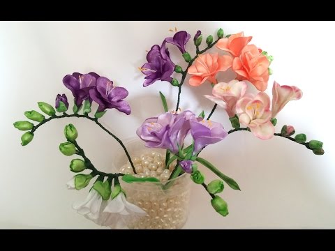 Видео: Ribbon flowers: freesia of satin ribbons/tutorial/Цветы из лент: Фрезия. МК