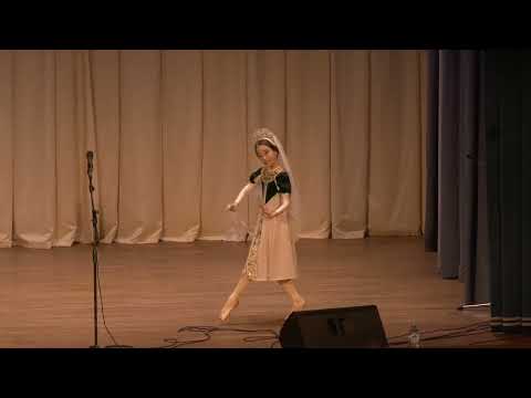 Видео: Русский танец из балета "Лебединое озеро". Юна Икэда. 9 лет