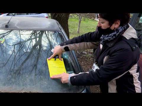 Видео: Набелязан за скрап: Жълтите стикери и битката на общината за още паркоместа