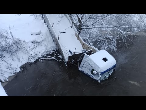 Видео: Грузовой эвакуатор. Фура в кювете, в тульской области