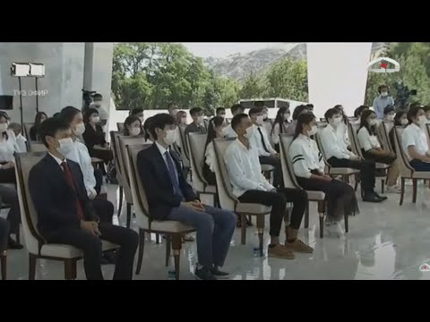 Видео: Президенттин ЖРТда эң жогорку балл топтогон бүтүрүүчүлөргө  "Алтын сертификат" тапшыруу аземи