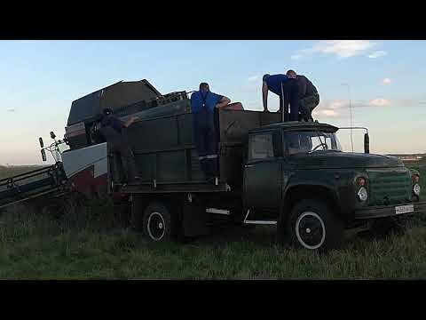 Видео: Комбайн Акрос свалился с насыпи в ложок, ждём джондир чтобы вытащить.