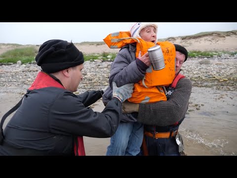 Видео: Их родина - пустынный берег Баренцева моря. Экспедиция в бухту Варзина. КОГДА КАМНИ БЫЛИ БОЛЬШИМИ