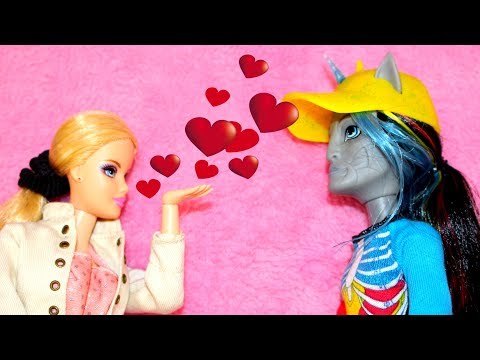 Видео: БАРБИ против МОНСТЕР ХАЙ. В КОГО ВЛЮБИЛАСЬ BARBIE в ШКОЛЕ МОНСТРОВ на Новый год? 7 серия