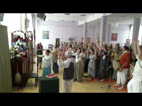 Видео: 2016.06.21, Вт. - СПб, КЦ Гаура. ШБ 01.17.30. Е.М. Чайтанья Чандра Чаран Пр.