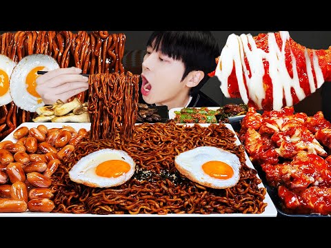 Видео: АСМР МУКБАНГ | Острая лапша Булдак + Чапагетти🔥 рецепт гигантской куриной яичницы-барбекю! ест звук!