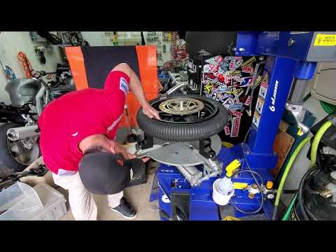 Видео: Замена шины мотоцикла на электропневматической машине (Mayflower)