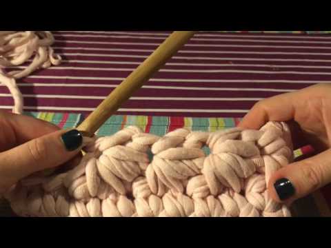 Видео: Вязание крючком из трикотажной пряжи. Клатч с цветочным узором