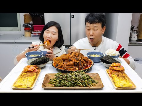 Видео: кимчи чжим (тушеный кимчи со свининой), рулет из омлета, приправленные овощи МУКБАНГ EATING SHOW