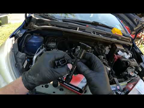 Видео: Замена свечей зажигания и катушки зажигания Nissan Versa 1.6 P0300 P0301 P0302 P0303 P0304