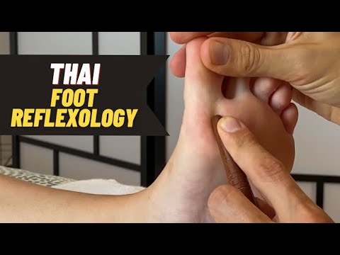 Видео: Тайская рефлексотерапия стоп с помощью массажной палочки