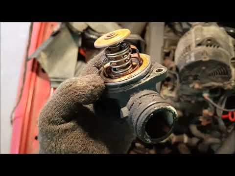 Видео: VW Passat b4 (b3) - замена термостата