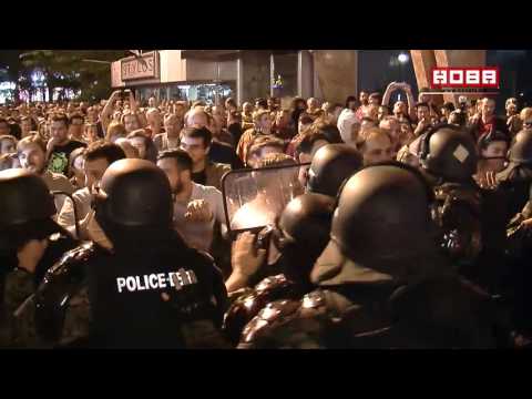 Видео: Полицијата спречи протест пред седиштето на ВМРО-ДПМНЕ