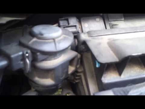 Видео: Renault Scenic 2 - замена воздушного фильтр