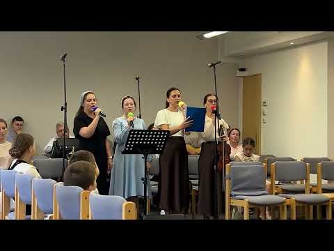 Видео: Очень красивое пение сестёр: «Небеса, небеса, небеса»