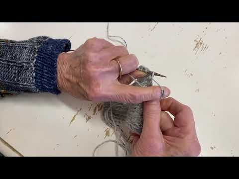Видео: Как вязать быстрее: подбор и переворачивание нити.