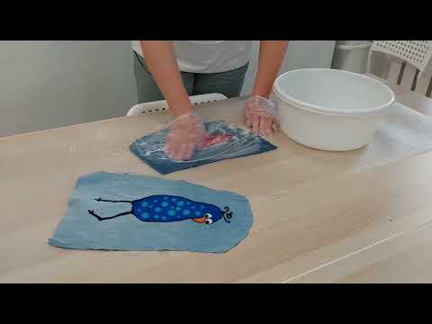 Видео: Как закрепить рисунок сухим валянием шерсти на ткани