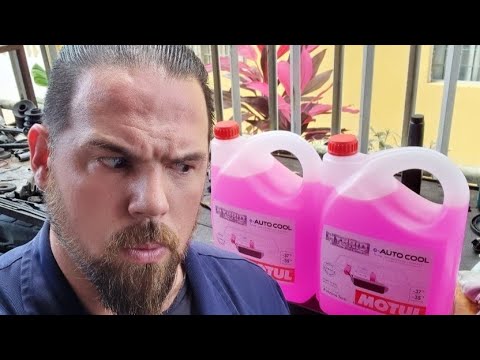 Видео: как заменить охлаждающую жидкость двигателя и гибридной системы на Toyota Yaris Prius C Aqua Axio...