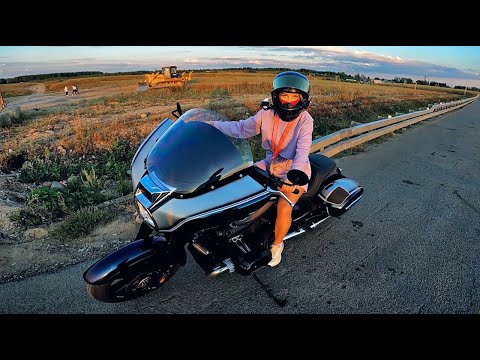 Видео: Стюардесса Виолетта в восторге от моего BMW R18 B | Красавица держалась до последнего 7