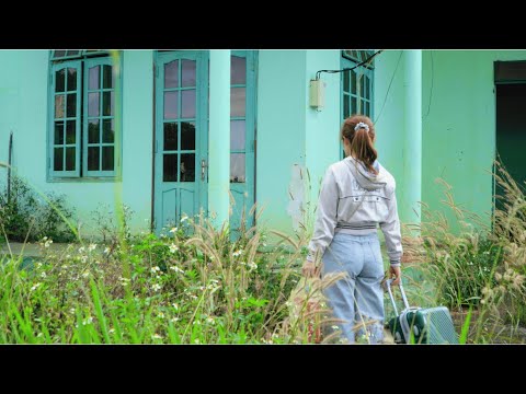 Видео: Она вернулась в заросший дом… и онемела от того, что увидела