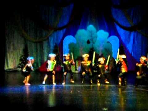 Видео: Новый Год 2011 - "Охрана встаёт так рано ..."