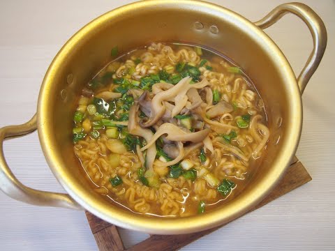 Видео: 50 оттенков рамёна: выпуск #25 Посот рамён (버섯 라면) - грибной рамён