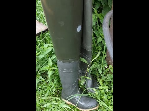 Видео: Как найти дырку на резиновом сапоге