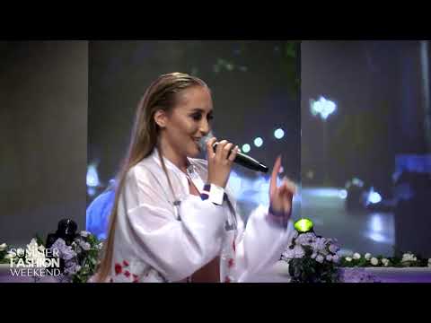 Видео: Summer Fashion Weekend (17.08) Дара - God is a Woman Cover / Чужди усмивки