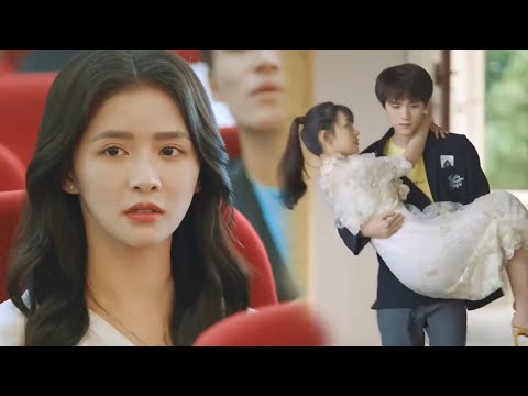 Видео: Муж при всех ушёл с любовницей – жена подала на развод! Теперь он на коленях умоляет!