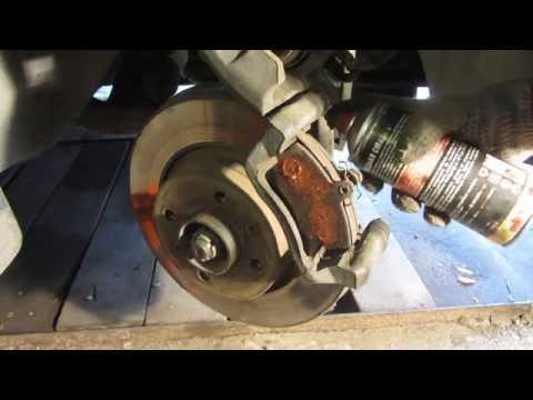 Видео: Замена передних тормозных колодок Рено Логан (Renault Logan) и Лада Ларгус