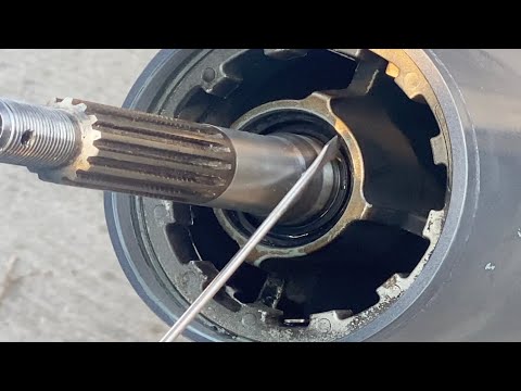 Видео: Как заменить сальники вала нижнего блока (Yamaha 150 л.с.)