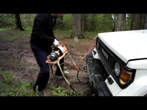 Видео: Переносная лебёдка Cтократ STO SN 6.0 S тянет TLC70 по скользкой колее.
