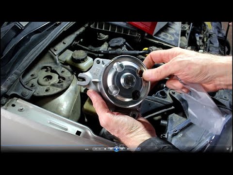 Видео: Замена помпы двигателя на Мазда 2 1,6 Mazda 2 2004 года