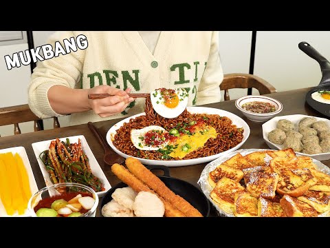 Видео: MUKBANG :) лапша из черной фасоли, кимчи с зеленым луком, жареный кальмар, французский тост.